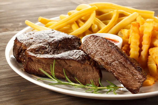Grilovaný steak a hranolky — Stock fotografie