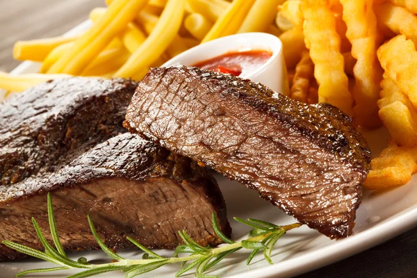 Steak vom Grill und Pommes frites — Stockfoto