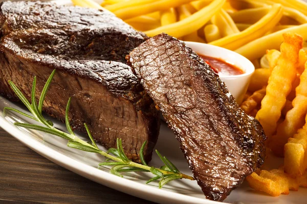 Steak grillé et frites — Photo