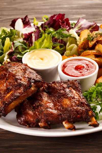 Tasty grilled ribs with vegetables — Stock Photo, Image