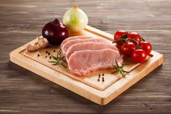 新鲜猪肉在菜板上 — 图库照片