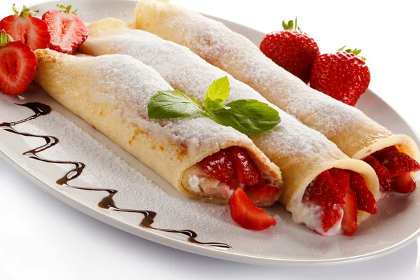 Crêpes à la crème et aux fraises — Photo