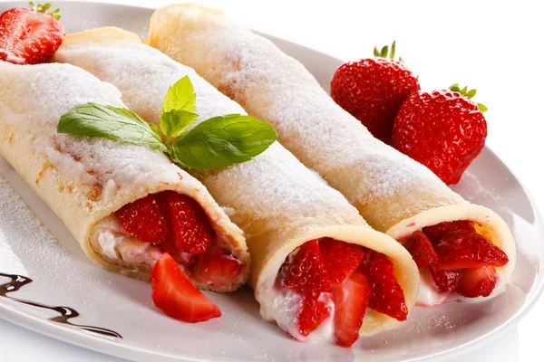 Pfannkuchen mit Sahne und Erdbeere — Stockfoto