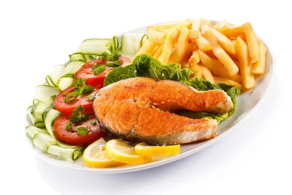 Grilled salmon with french fries and vegetables — Stock Photo, Image