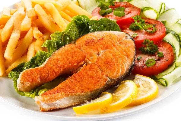 Grilled salmon with french fries and vegetables — Stock Photo, Image