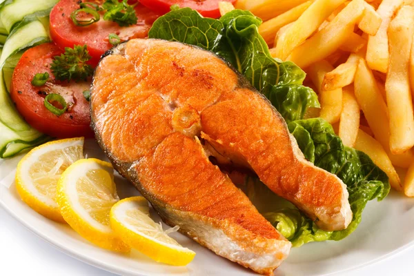 Gegrillter Lachs mit Pommes und Gemüse — Stockfoto