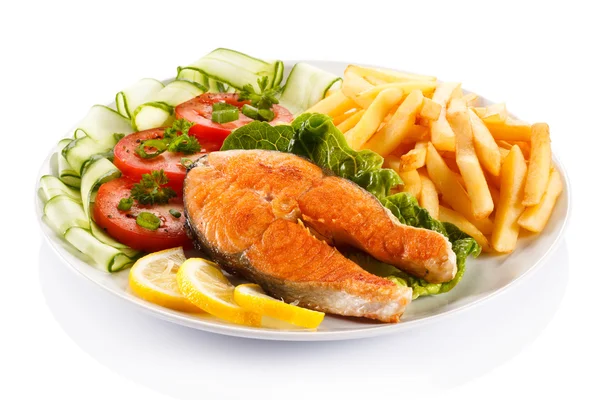 Grilled salmon with french fries and vegetables — Stock Photo, Image