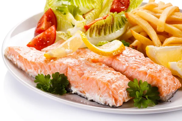 Salmone arrosto, patatine fritte e verdure — Foto Stock