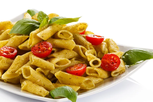 Pasta met basilicum en groenten — Stockfoto