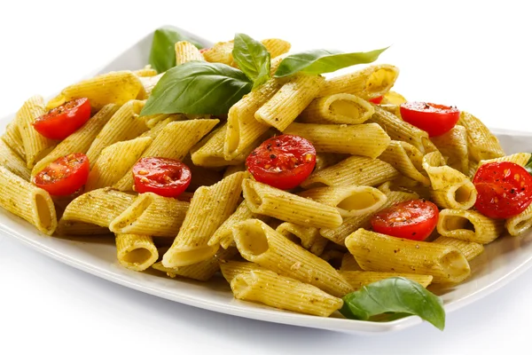 Pasta met basilicum en groenten — Stockfoto