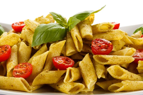 Pasta met basilicum en groenten — Stockfoto