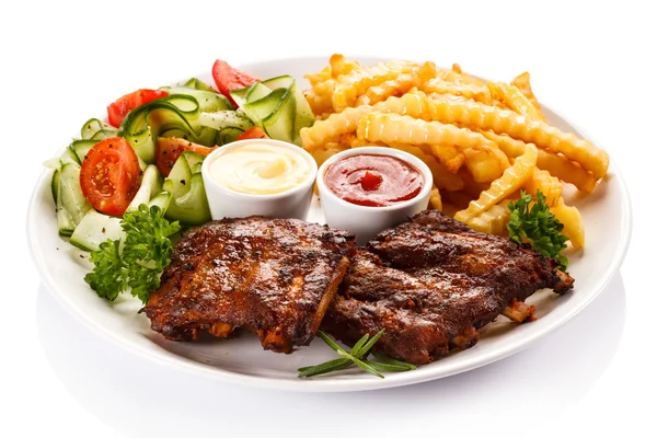 Costillas asadas, papas fritas y verduras —  Fotos de Stock