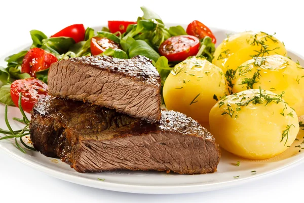 Bistecche alla griglia, patate e insalata di verdure — Foto Stock