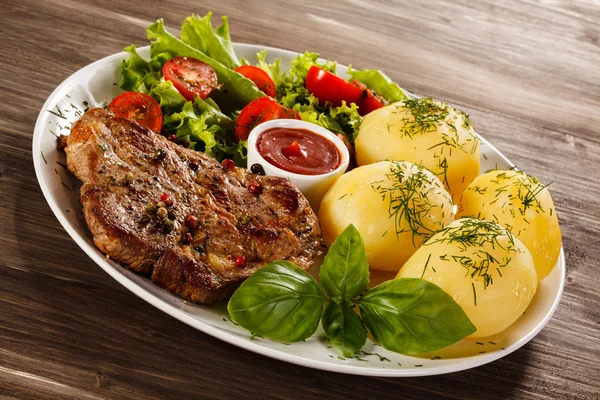 Grilled steaks, French fries and vegetables — Zdjęcie stockowe