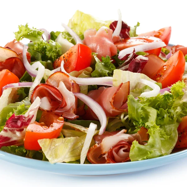 Vegetabilsk salat på tallerken – stockfoto