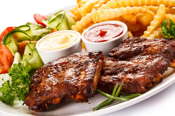 Costillas asadas, papas fritas y verduras —  Fotos de Stock