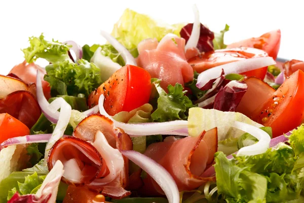 Salade de légumes sur fond blanc — Photo
