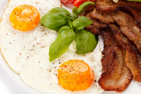 Becon, fried egg and vegetables — Stock Photo, Image