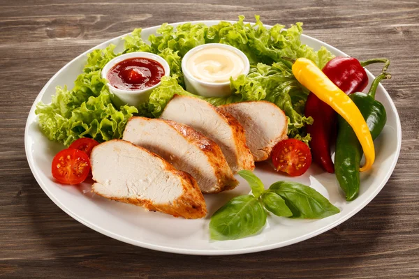 Vegetable salad with fried chicken meat — Stock Photo, Image