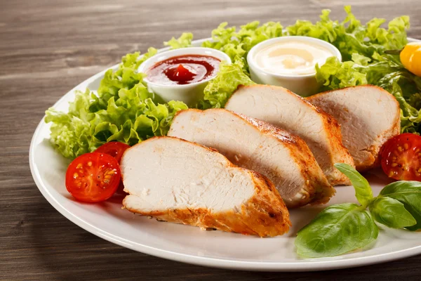 Овощной салат с жареным куриным мясом — стоковое фото