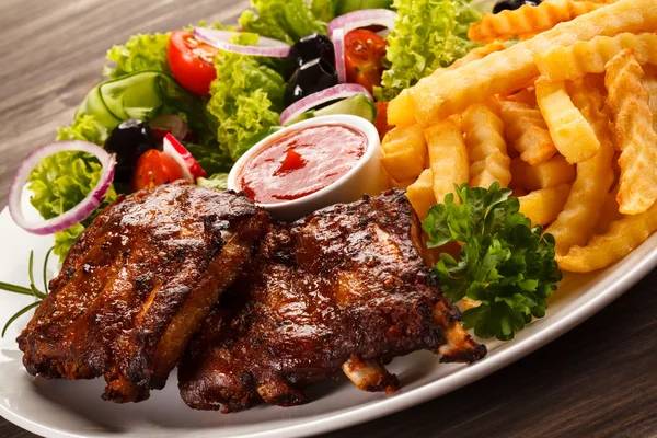 Roasted ribs, french fries and vegetables — Stock Photo, Image