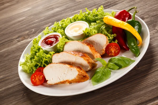 Vegetable salad with fried chicken meat — Stock Photo, Image