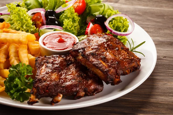 Roasted ribs, french fries and vegetables — Stock Photo, Image