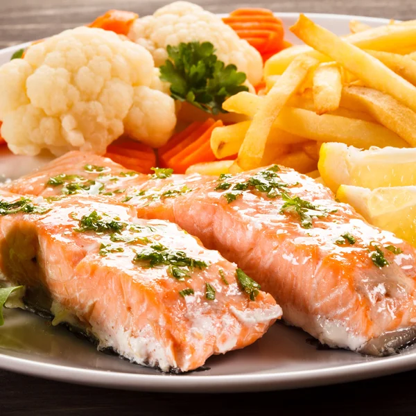 Salmón y hortalizas tostados — Foto de Stock