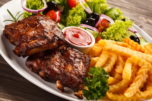 Roasted ribs, french fries and vegetables — Stock Photo, Image