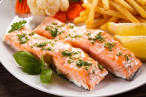 Salmón y hortalizas tostados — Foto de Stock