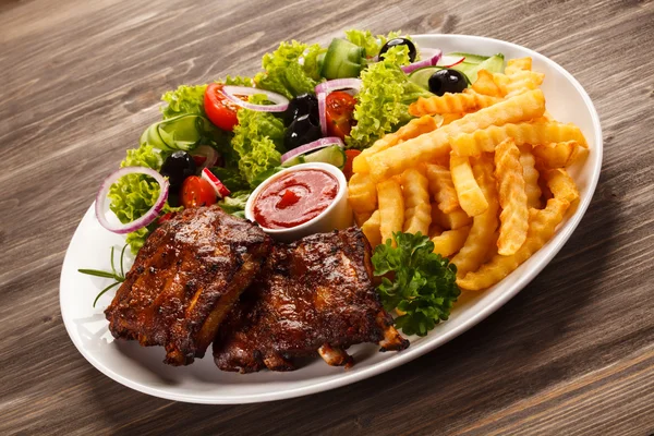 Geroosterde ribben, Franse frietjes en groenten — Stockfoto