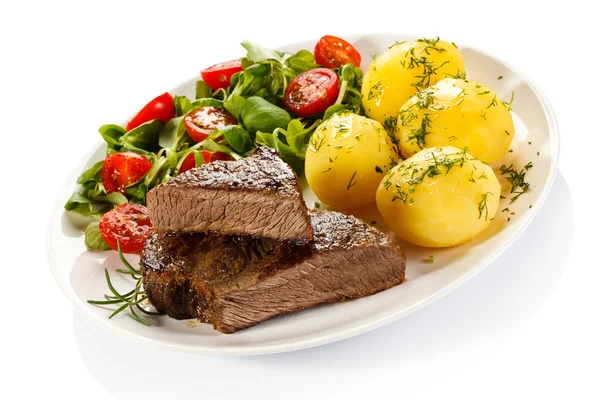 Grillezett steakek, burgonya és zöldség saláta — Stock Fotó