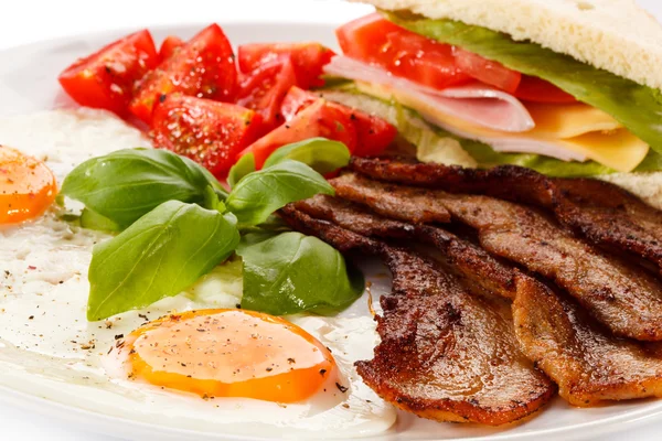 Becon, fried egg and vegetables — Stock Photo, Image