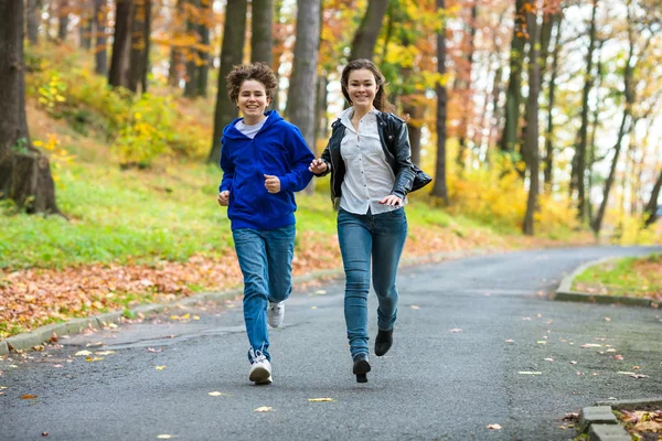Junge und Mädchen rennen — Stockfoto