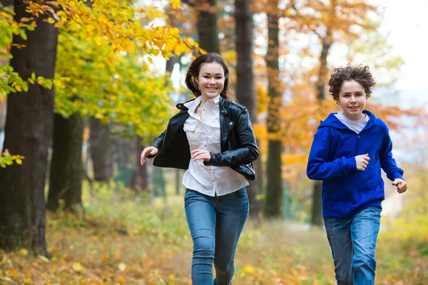 Chico y chica corriendo — Foto de Stock