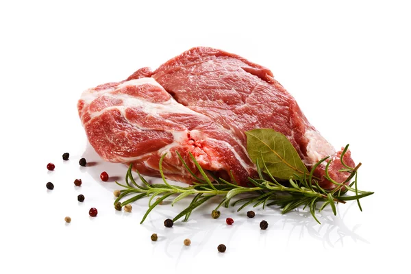 Carne di maiale cruda fresca su sfondo bianco — Foto Stock