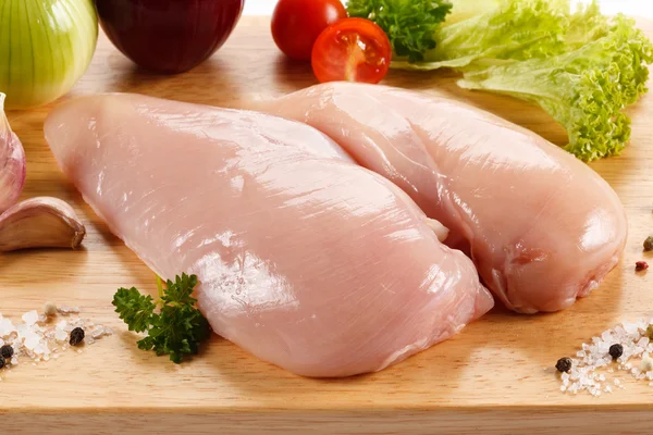 Świeże surowe piersi z kurczaka — Zdjęcie stockowe