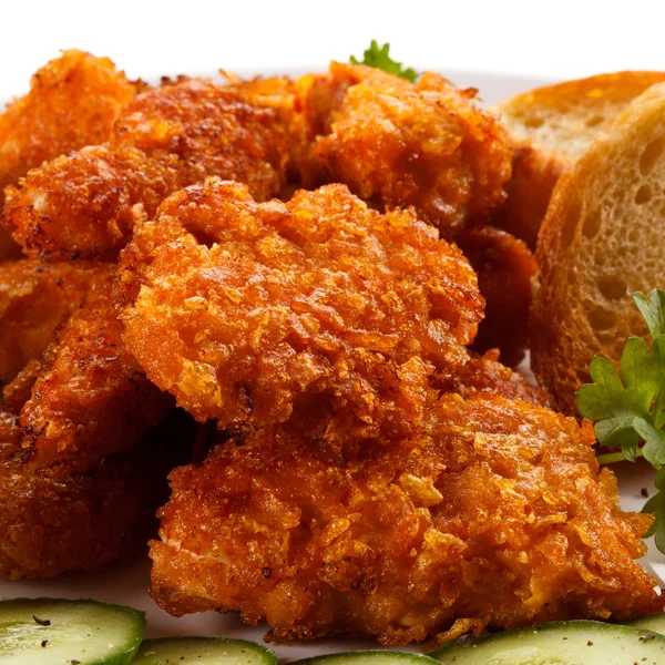 Gebratene Chicken Nuggets und Gemüse — Stockfoto