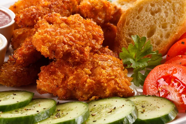 Gebakken kipnuggets en groenten — Stockfoto