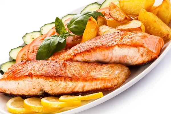 Gegrilde zalm, gebakken aardappelen en groenten — Stockfoto