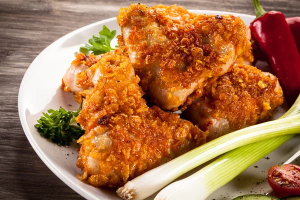 Pečená kuřecí křídla s zeleninou — Stock fotografie