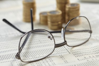 Sikke ve gözlük ile iş kompozisyon