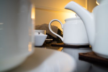 Cups ile beyaz çaydanlık