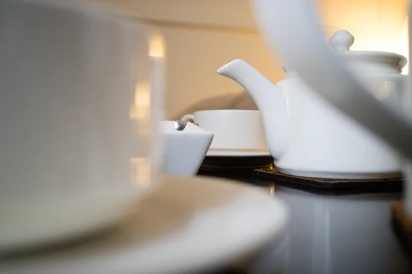 White teapot with cups — Stock Photo, Image