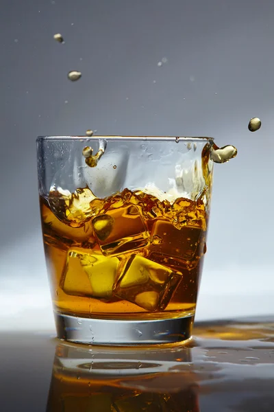 Whisky mit Eiswürfeln im Glas — Stockfoto