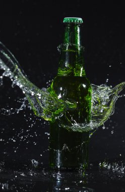 bira şişesiyle su sıçrama