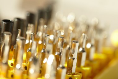 Sarı araç kutusu ve araç seti