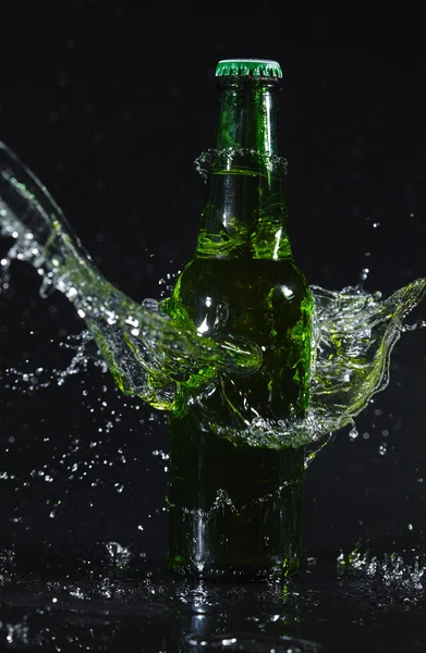 水のしぶきとビール瓶 — ストック写真