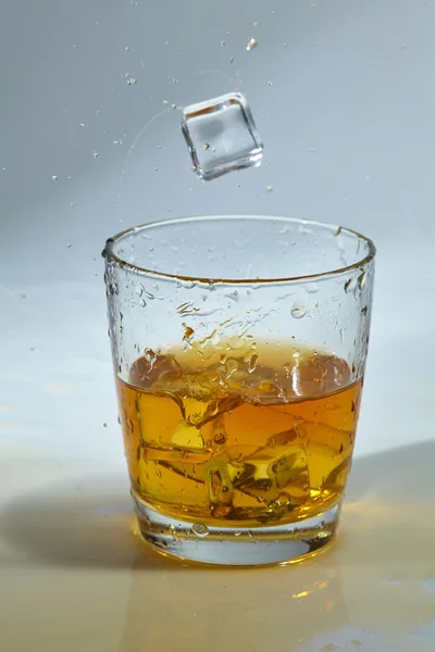 Whisky con cubetti di ghiaccio in vetro — Foto Stock