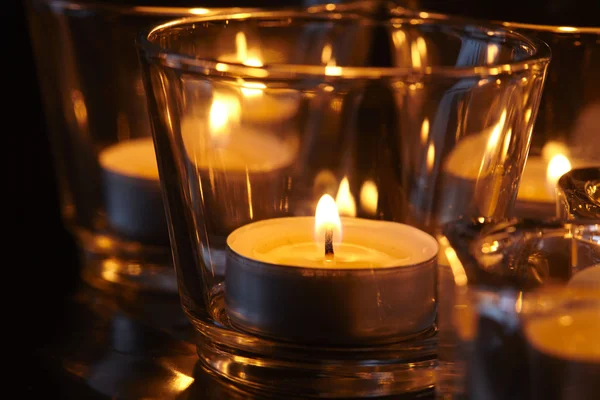 Luzes de velas em copos — Fotografia de Stock